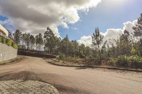Lote de Terreno - Urbanização de Luxo, Construção de Moradia