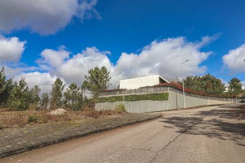 Lote de Terreno - Urbanização de Luxo, Construção de Moradia