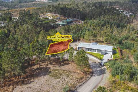 Lote de Terreno - Urbanização de Luxo, Construção de Moradia