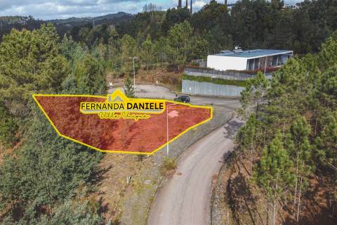 Lote de Terreno - Urbanização de Luxo, Construção de Moradia