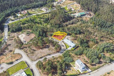 Lote de Terreno - Urbanização de Luxo, Construção de Moradia