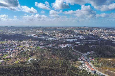 Lote de Terreno - Urbanização de Luxo, Construção de Moradia