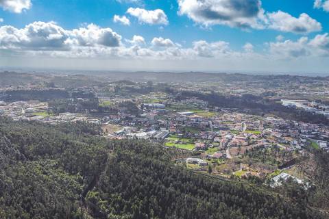 Lote de Terreno - Urbanização de Luxo, Construção de Moradia