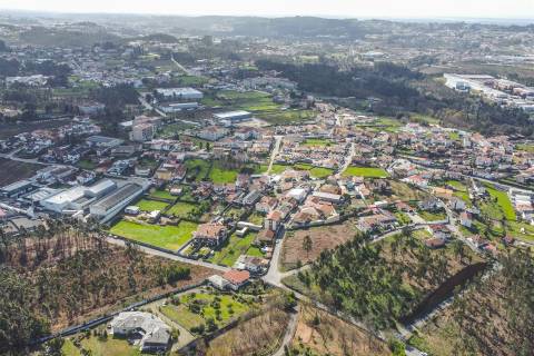 Lote de Terreno - Urbanização de Luxo, Construção de Moradia