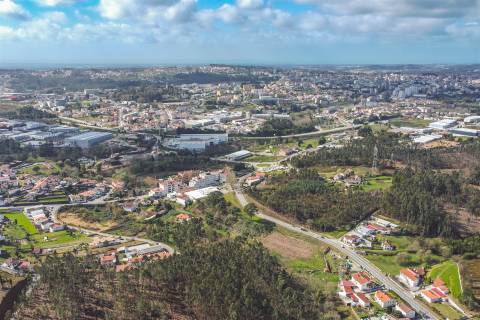 Lote de Terreno - Urbanização de Luxo, Construção de Moradia