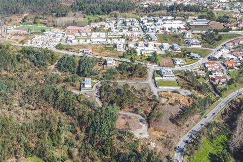 Lote de Terreno - Urbanização de Luxo, Construção de Moradia