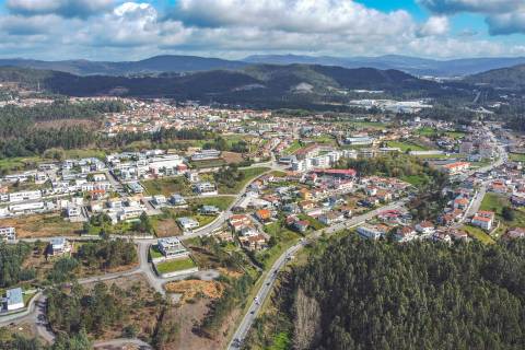 Lote de Terreno - Urbanização de Luxo, Construção de Moradia