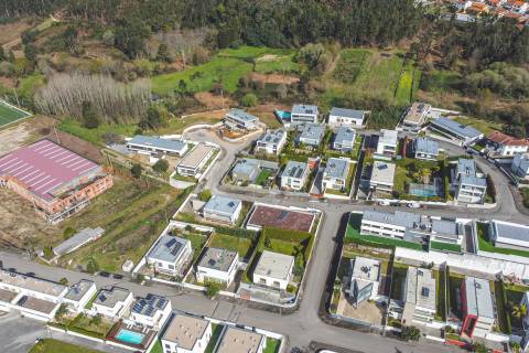 Lote de Terreno - Urbanização de Luxo, Construção de Moradia