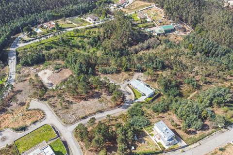 Lote de Terreno - Urbanização de Luxo, Construção de Moradia