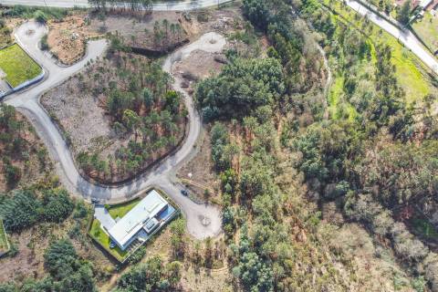 Lote de Terreno - Urbanização de Luxo, Construção de Moradia