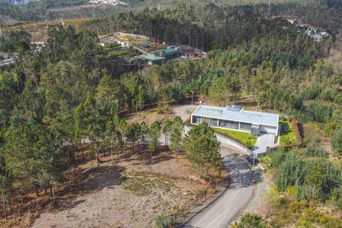 Lote de Terreno - Urbanização de Luxo, Construção de Moradia