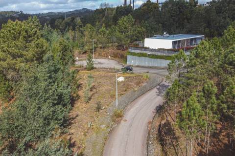 Lote de Terreno - Urbanização de Luxo, Construção de Moradia