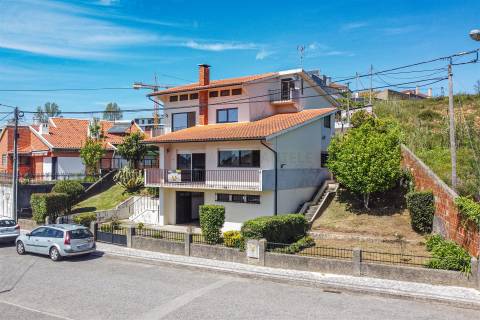 Moradia Isolada T5,  parcialmente remodelada com varandas, garagem fechada e jardins