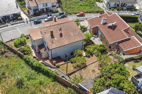 Moradia Isolada T5,  parcialmente remodelada com varandas, garagem fechada e jardins