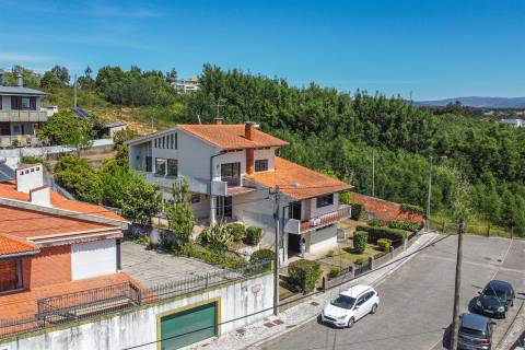 Moradia Isolada T5,  parcialmente remodelada com varandas, garagem fechada e jardins
