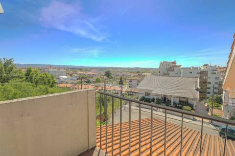 Moradia Isolada T5,  parcialmente remodelada com varandas, garagem fechada e jardins