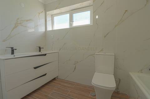 Moradia Isolada T5,  parcialmente remodelada com varandas, garagem fechada e jardins