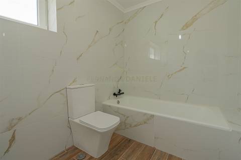 Moradia Isolada T5,  parcialmente remodelada com varandas, garagem fechada e jardins