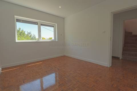 Moradia Isolada T5,  parcialmente remodelada com varandas, garagem fechada e jardins