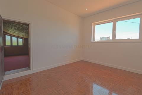 Moradia Isolada T5,  parcialmente remodelada com varandas, garagem fechada e jardins