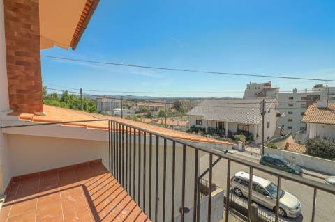 Moradia Isolada T5,  parcialmente remodelada com varandas, garagem fechada e jardins