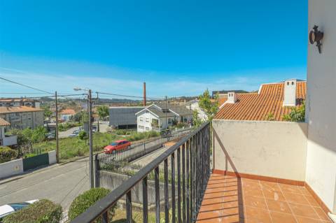 Moradia Isolada T5,  parcialmente remodelada com varandas, garagem fechada e jardins