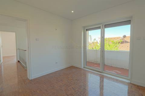 Moradia Isolada T5,  parcialmente remodelada com varandas, garagem fechada e jardins