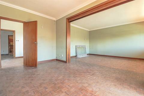 Moradia Isolada T5,  parcialmente remodelada com varandas, garagem fechada e jardins