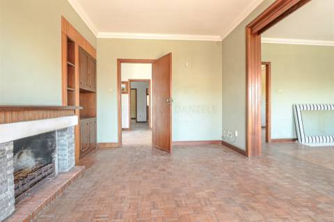 Moradia Isolada T5,  parcialmente remodelada com varandas, garagem fechada e jardins