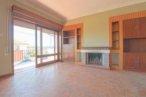 Moradia Isolada T5,  parcialmente remodelada com varandas, garagem fechada e jardins