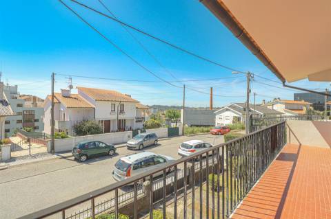 Moradia Isolada T5,  parcialmente remodelada com varandas, garagem fechada e jardins