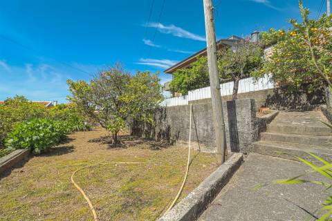 Moradia Isolada T5,  parcialmente remodelada com varandas, garagem fechada e jardins