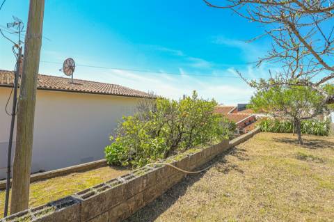 Moradia Isolada T5,  parcialmente remodelada com varandas, garagem fechada e jardins