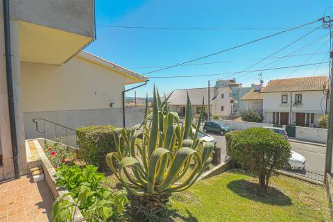 Moradia Isolada T5,  parcialmente remodelada com varandas, garagem fechada e jardins