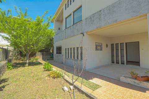 Moradia Isolada T5,  parcialmente remodelada com varandas, garagem fechada e jardins