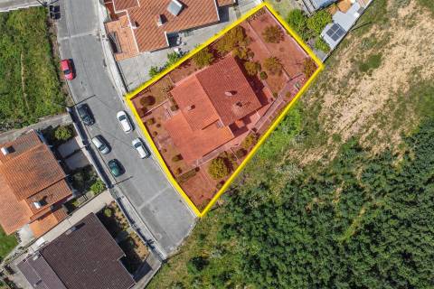 Moradia Isolada T5,  parcialmente remodelada com varandas, garagem fechada e jardins