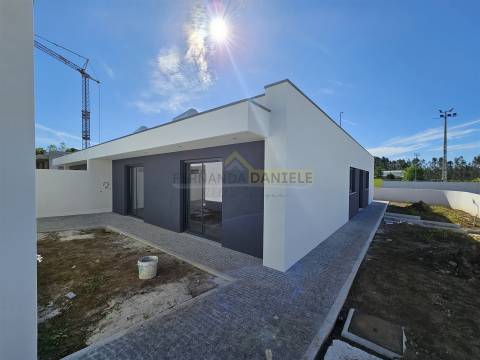 Moradia  Nova Térrea T3 Geminada na Feira!