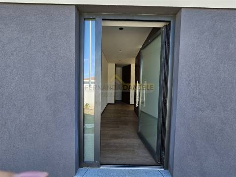 Moradia  Nova Térrea T3 Geminada na Feira!