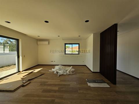 Moradia  Nova Térrea T3 Geminada na Feira!