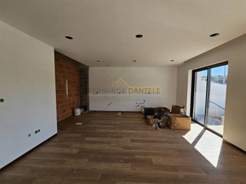 Moradia  Nova Térrea T3 Geminada na Feira!