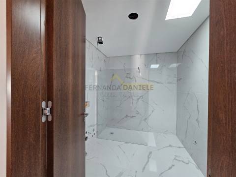 Moradia  Nova Térrea T3 Geminada na Feira!