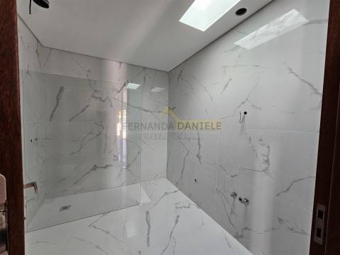 Moradia  Nova Térrea T3 Geminada na Feira!