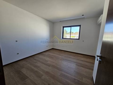 Moradia  Nova Térrea T3 Geminada na Feira!