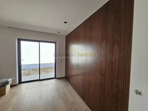 Moradia  Nova Térrea T3 Geminada na Feira!