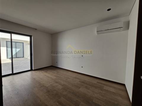 Moradia  Nova Térrea T3 Geminada na Feira!