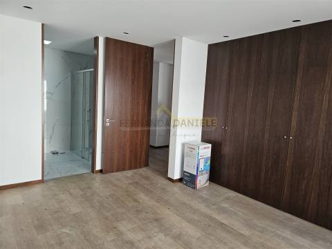 Moradia  Nova Térrea T3 Geminada na Feira!