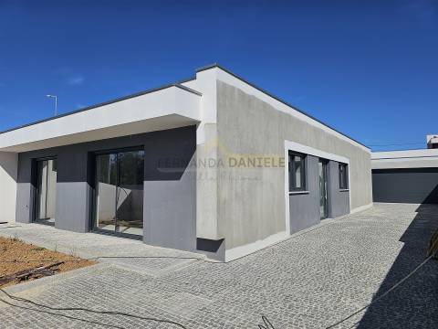 Moradia  Nova Térrea T3 Geminada na Feira!