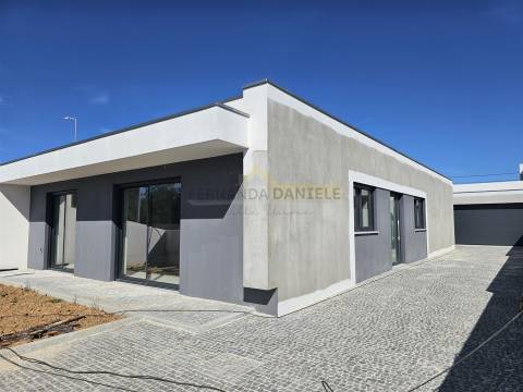 Moradia  Nova Térrea T3 Geminada na Feira!