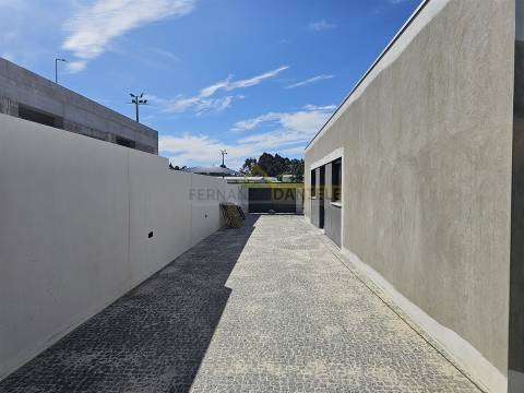 Moradia  Nova Térrea T3 Geminada na Feira!