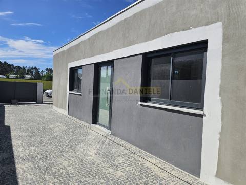 Moradia  Nova Térrea T3 Geminada na Feira!